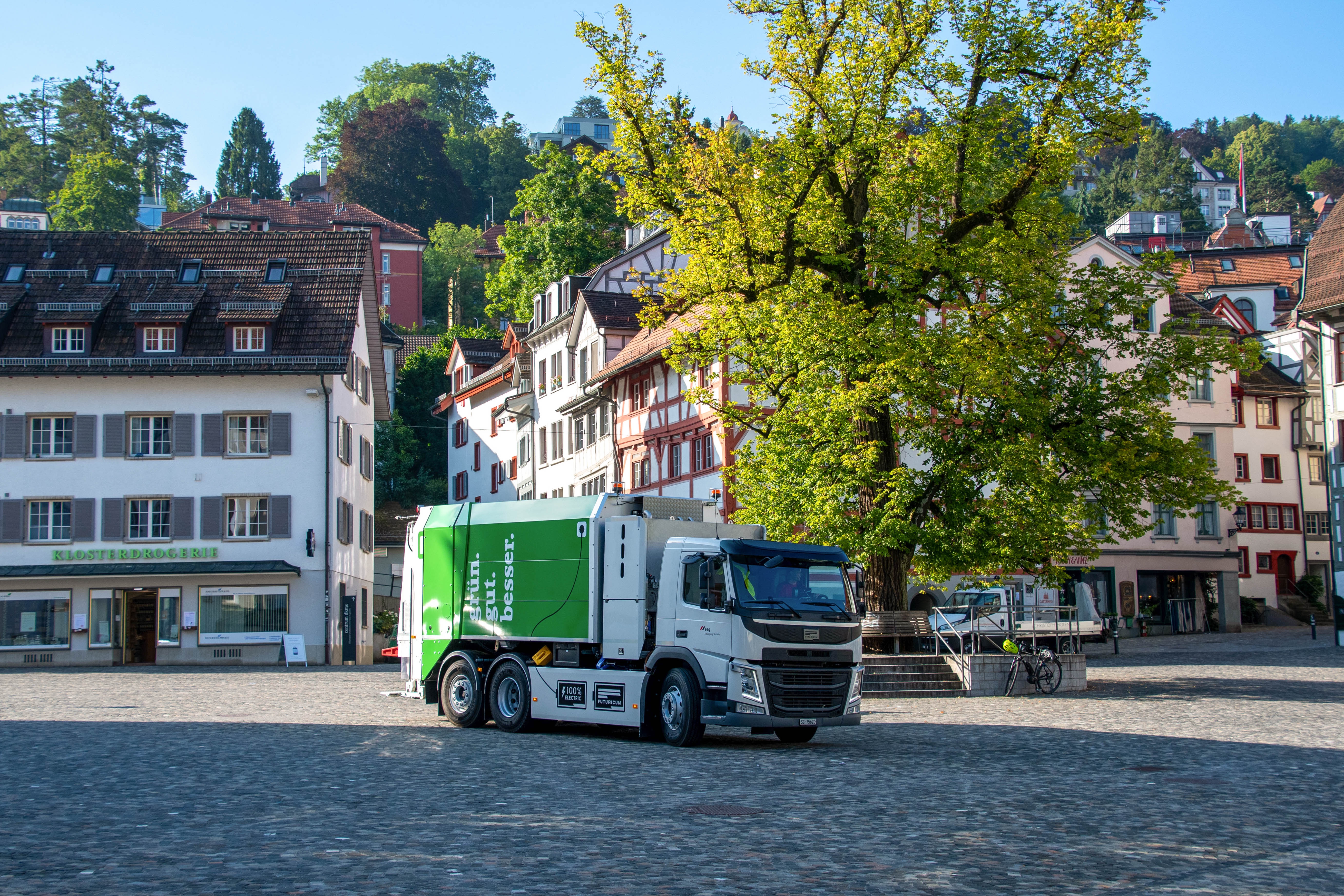 Vollelektrisches Gr&uuml;ngut-Sammelfahrzeug von Entsorgung St.Gallen auf dem Gallusplatz in St.Gallen